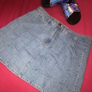 Yasss to the mini skirt 💓